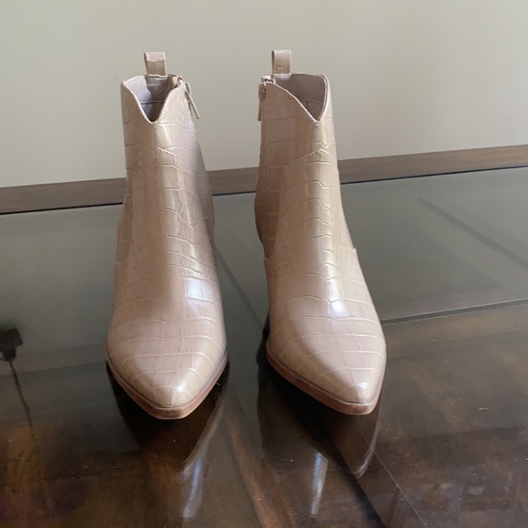 Gianni Bini
Maelyie Croc Embossed Western Booties. - Picture 6 of 10